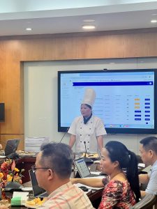 Đại diện Bánh Tuấn Nghĩa tự tin thuyết trình về chất lượng sản phẩm trước Hội đồng đánh giá OCOP 2025.
