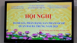 Bàn trưng bày các sản phẩm dự thi OCOP nổi bật của Công ty TNHH Bánh Tuấn Nghĩa.