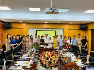 Tập thể Ban giám khảo và đại diện Bánh Tuấn Nghĩa chụp ảnh lưu niệm tại hội nghị.