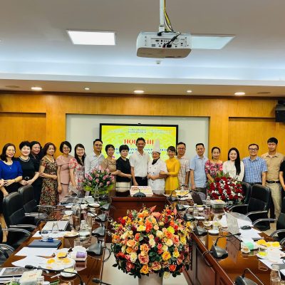 Tập thể Ban giám khảo và đại diện Bánh Tuấn Nghĩa chụp ảnh lưu niệm tại hội nghị.