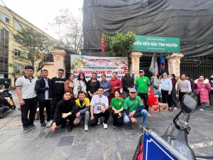 Đại diện Bánh Tuấn Nghĩa, Trung tâm Khí công Nhất Nam và CLB Lục Long chụp ảnh lưu niệm tại sự kiện trao quà Tết.