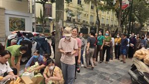 Dòng người là bệnh nhân và người nhà xếp hàng nhận đồ ăn từ thiện tại Bệnh viện Việt Đức.