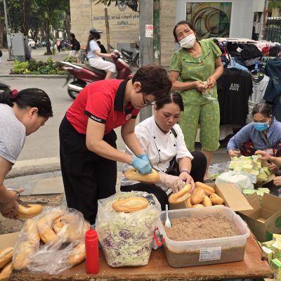 Bánh Tuấn Nghĩa Cùng Chuyến Xe Yêu Thương: Trao Gửi Bữa Chiều Ấm Áp Tại Bệnh Viện Việt Đức (11/4)