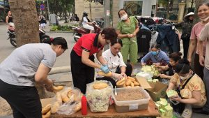 Các tình nguyện viên đang chuẩn bị những ổ bánh mì Tuấn Nghĩa thơm ngon cùng sữa cho người nhà bệnh nhân.